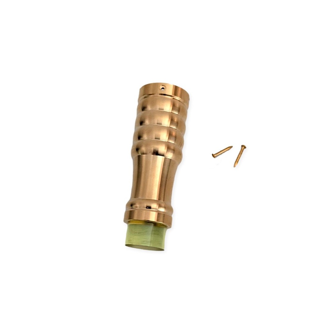 Casquillo cilíndrico de latón dorado con estrías, base de goma verde y dos tornillos pequeños de fijación.