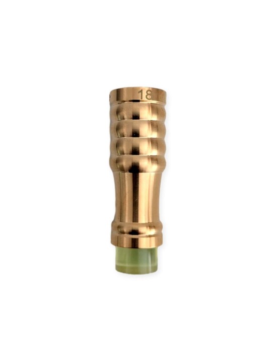 Casquillo de latón dorado con cuerpo cilíndrico estriado y base de goma translúcida para un ajuste seguro.