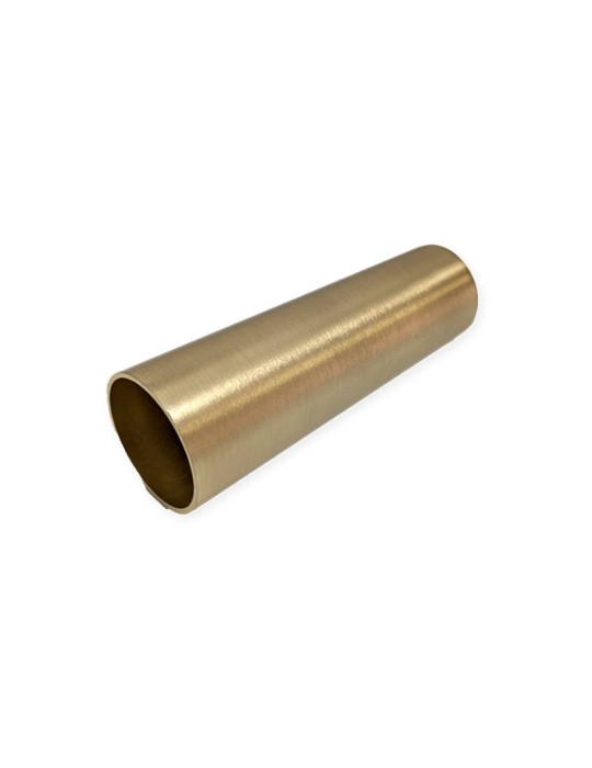 Casquillo de latón liso de 28 mm, pieza cilíndrica de color dorado con acabado metálico pulido y uniforme.
