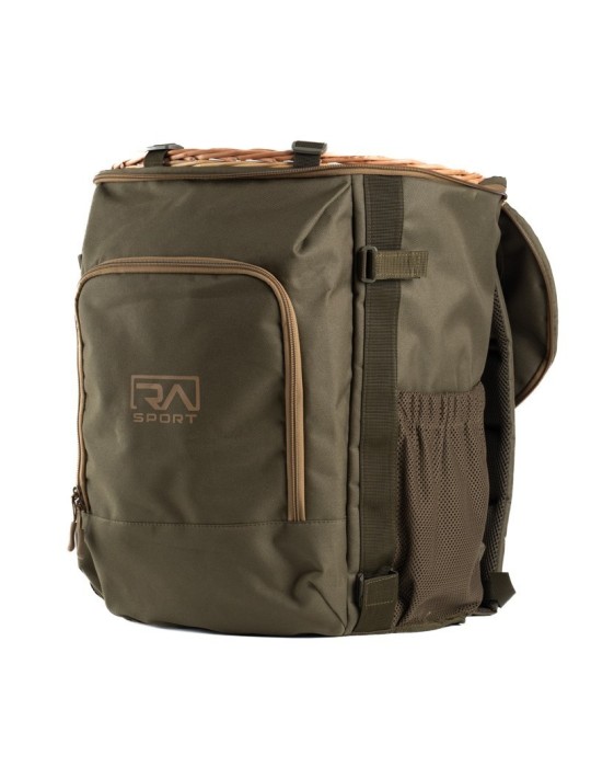 Mochila verde oliva de tela resistente con bolsillos frontales y laterales, diseñada para transportar cestas de recolección.