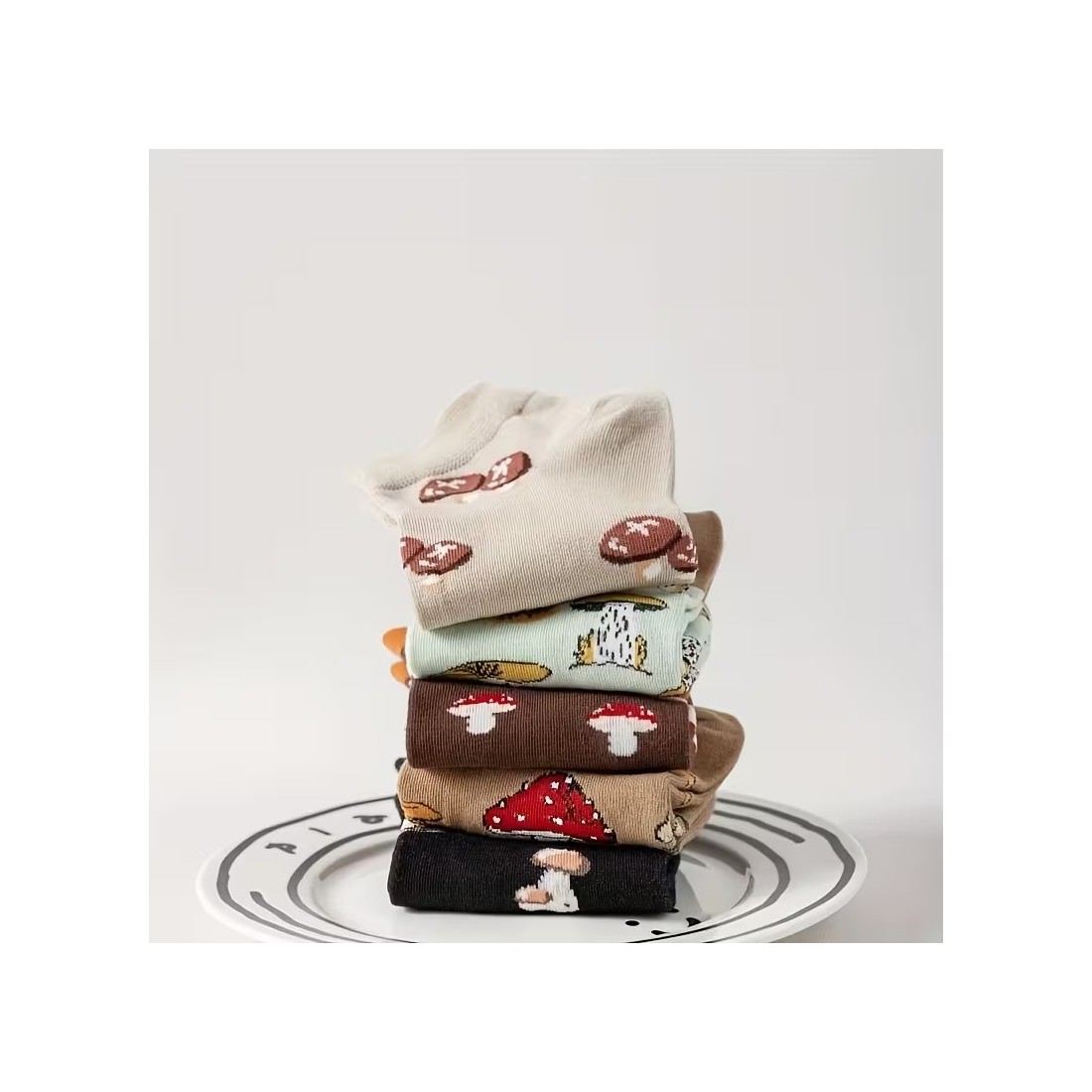 Conjunto de 5 meias curtas com desenho de cogumelos