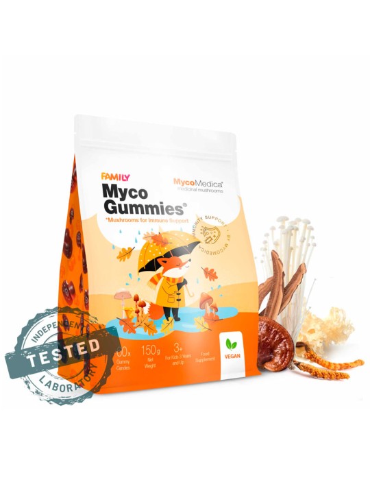 Bolsa de MycoGummies de 150g en blanco y naranja, junto a una variedad de setas medicinales deshidratadas.