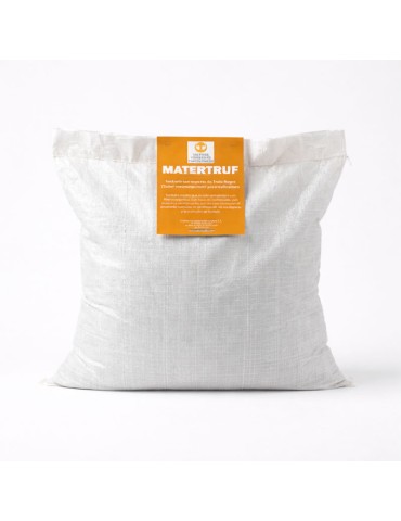 Sustrato Matertruf granulado de color marrón terroso, acumulado en un pequeño montón con esporas de trufa para cultivo. 2