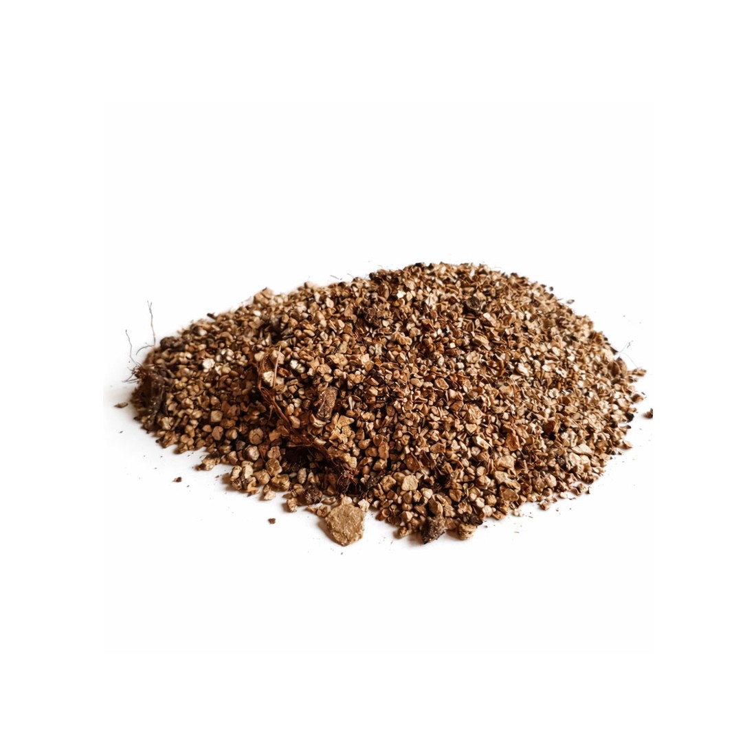 Sustrato Matertruf granulado de color marrón terroso, acumulado en un pequeño montón con esporas de trufa para cultivo.