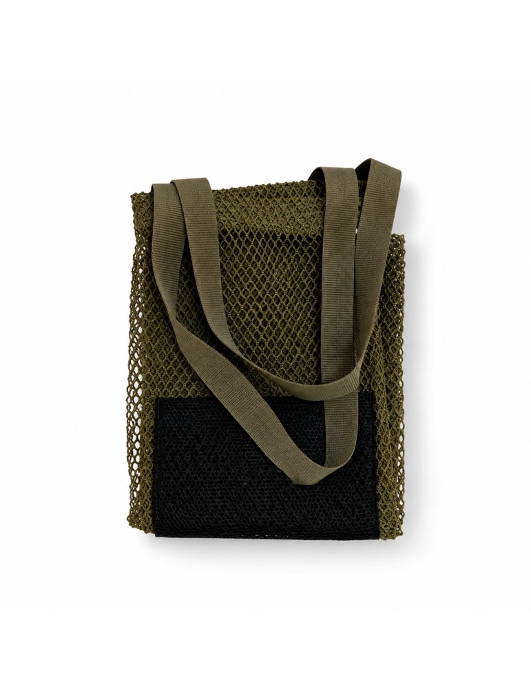 Sac de cueillette de champignons en maille respirante vert olive, avec deux anses en tissu et fond noir renforcé.
