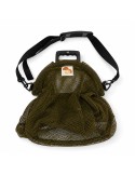 Borsa a rete verde per la raccolta dei funghi, con manico rigido in plastica e tracolla nera regolabile.