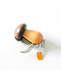 Couteau à champignons avec manche en bois en forme de bolet, lame en acier inoxydable et brosse intégrée.