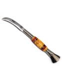 Coltello per funghi artigianale Taramundi con manico in legno rosso e spazzola in setole naturali.