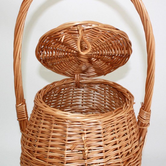 Wicker snail basket with lid and high handle
