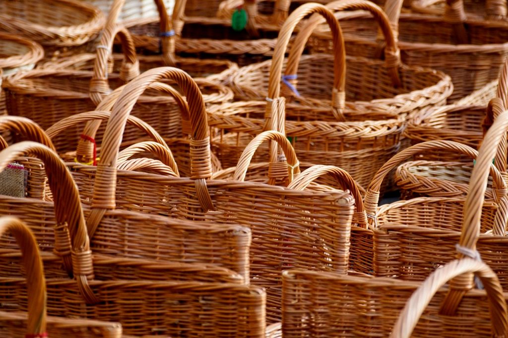 Una variedad de cestas de mimbre para la decoración del hogar se